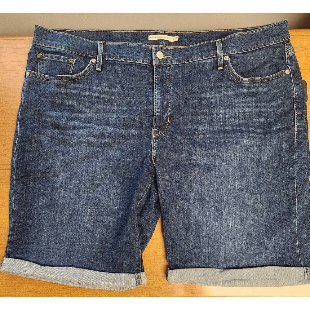 NWOT Levi's 24W classic Bermuda denim shorts. Measures approx 46 waist, 10 inse